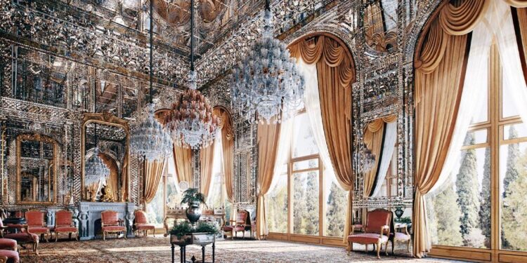 خالق شاهکار تالار آینه کیست؟