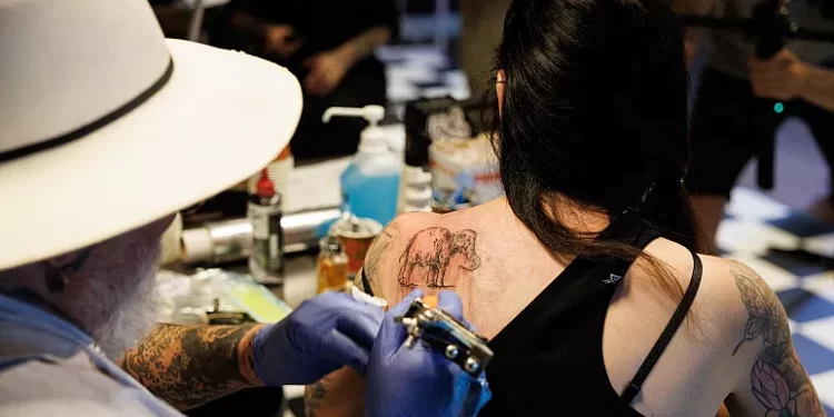 موزه رامبرانت؛ عاشقان هنر شاهکارهای نقاشی را بر پوست خود خالکوبی میکنند