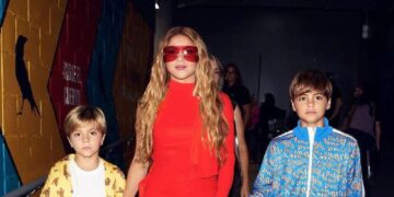 سلفی سه نفره دیدنی شکیرا با پسرانش در استادیوم