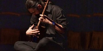 تنبورنوازان جامی در تالار وحدت می‌نوازند