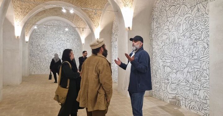 دیوارهای هشت چشمه رنگ شاهنامه گرفت